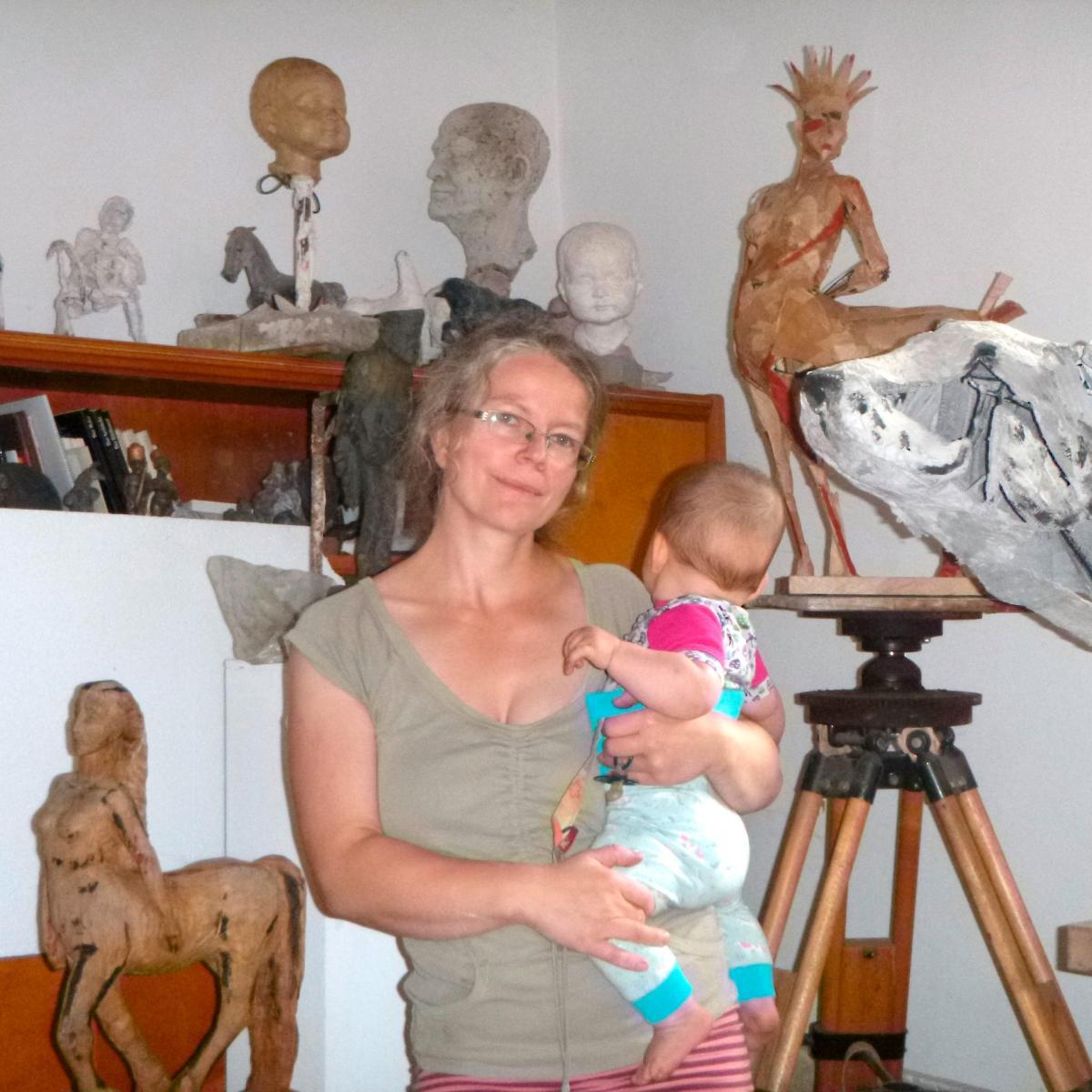 Anna Napp, Portrait, im Atelier, 2022