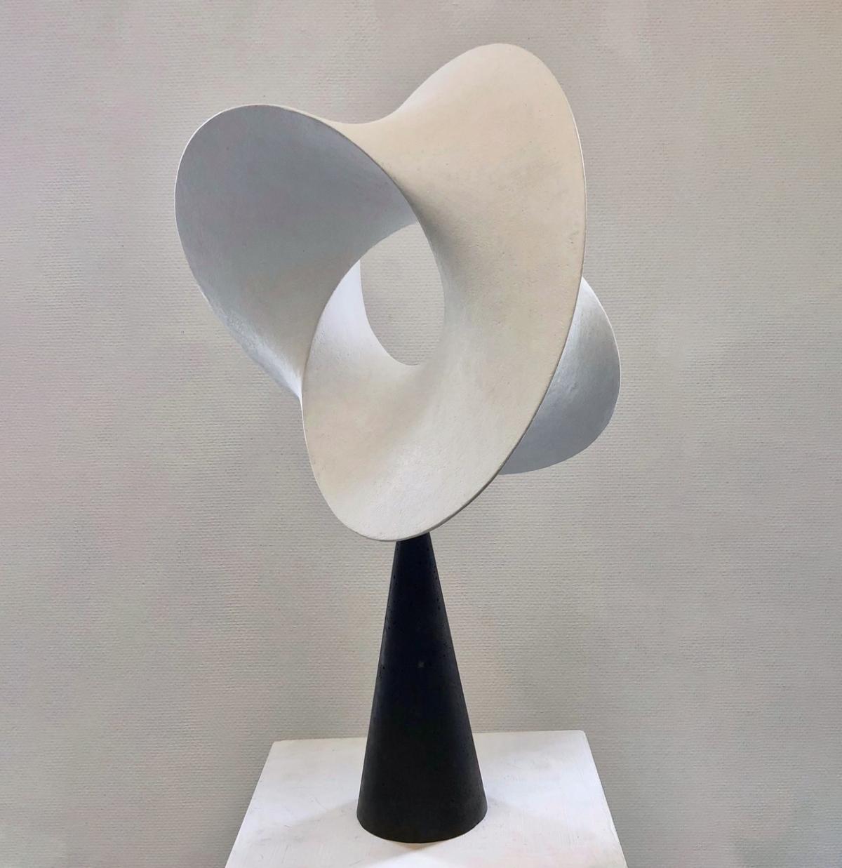 »Rotation« Skulptur von Jürgen Jaehnert, 2016/17, Kunstharz, 67x41x25.jpg