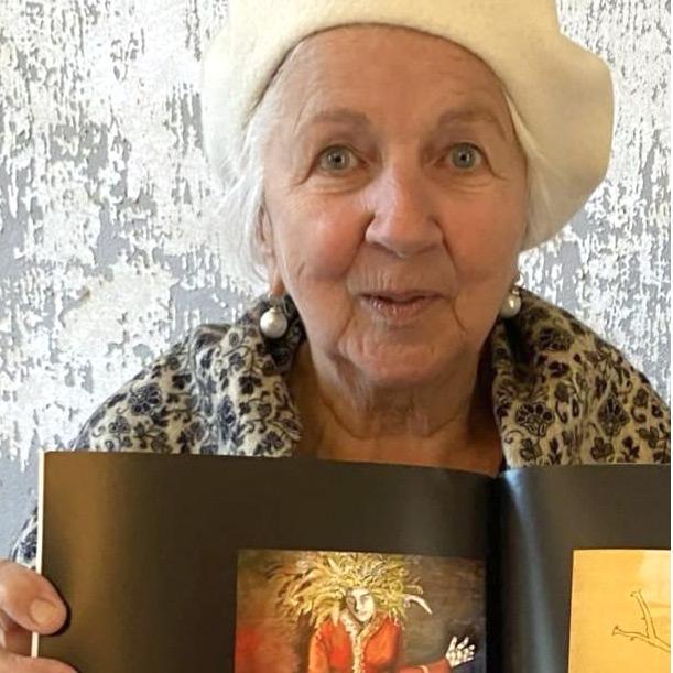 Portrait von Karla Jacobi-Doil mit Buch