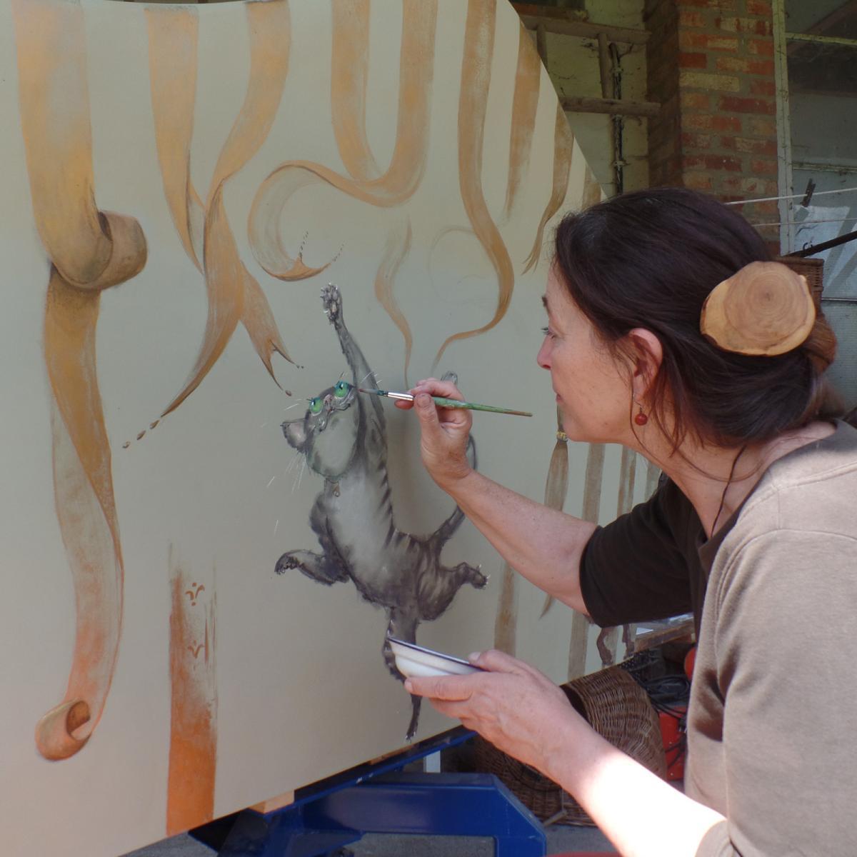 Sabine Naumann bei der Arbeit im Atelier