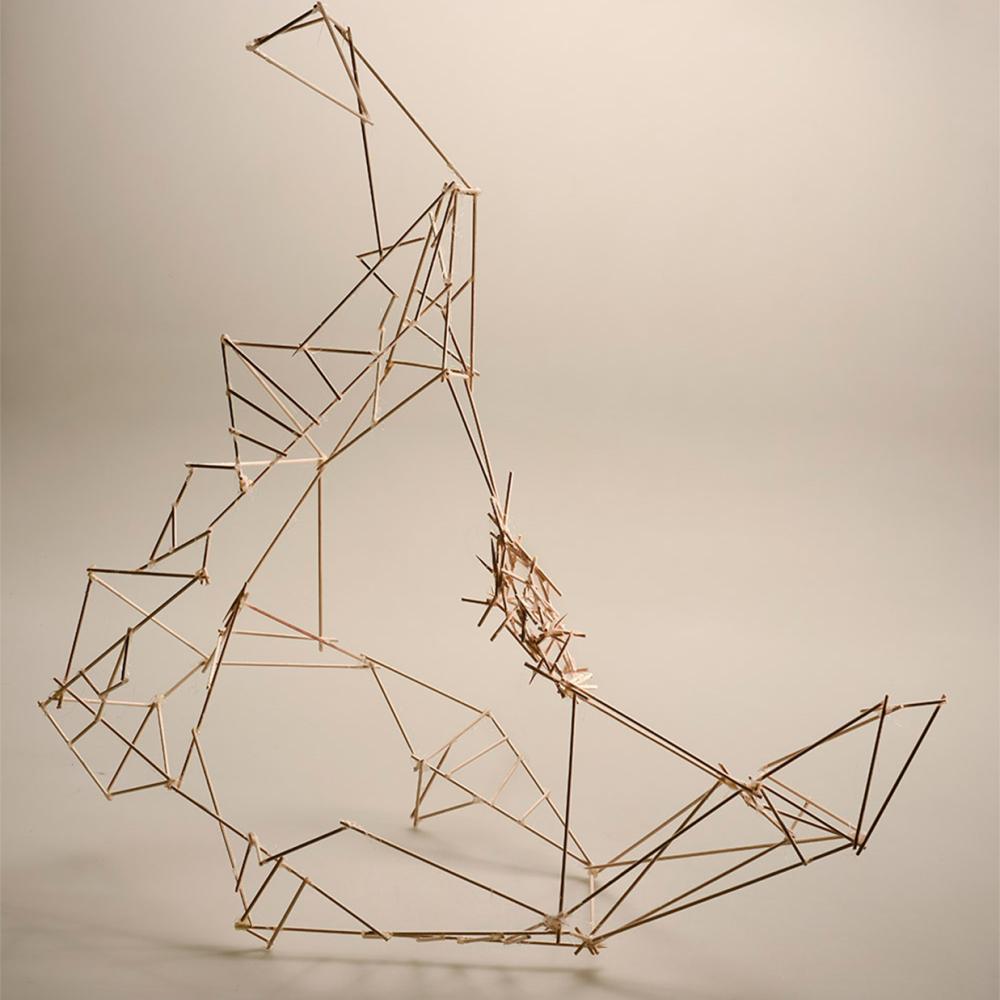 Gespannt, Plastik von Brigitte Parsche, Format 35 x 70 x 100 cm