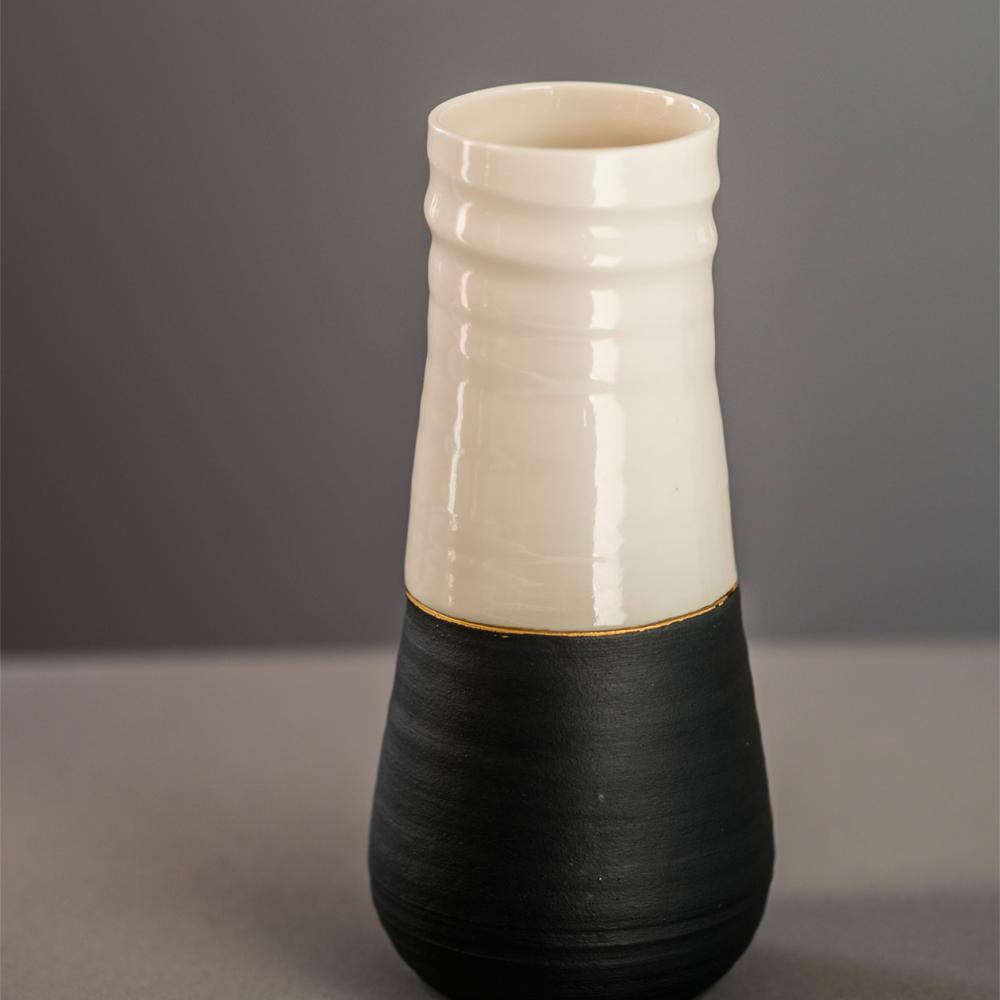 Schwarz-Weiße Vase aus Porzellan mit Gold von Sylvia Ludwig