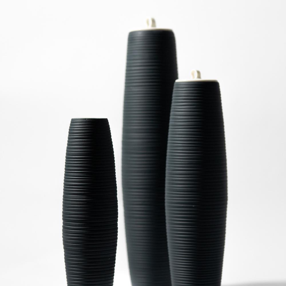 3 Deckelgefäße, Sylvia Ludwig, Porzellan, 40 / 50 / 60 cm, 2026